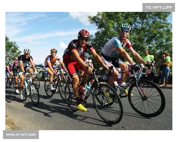 车手交换食物镜头获热议，赛事规则允许队内器材共享